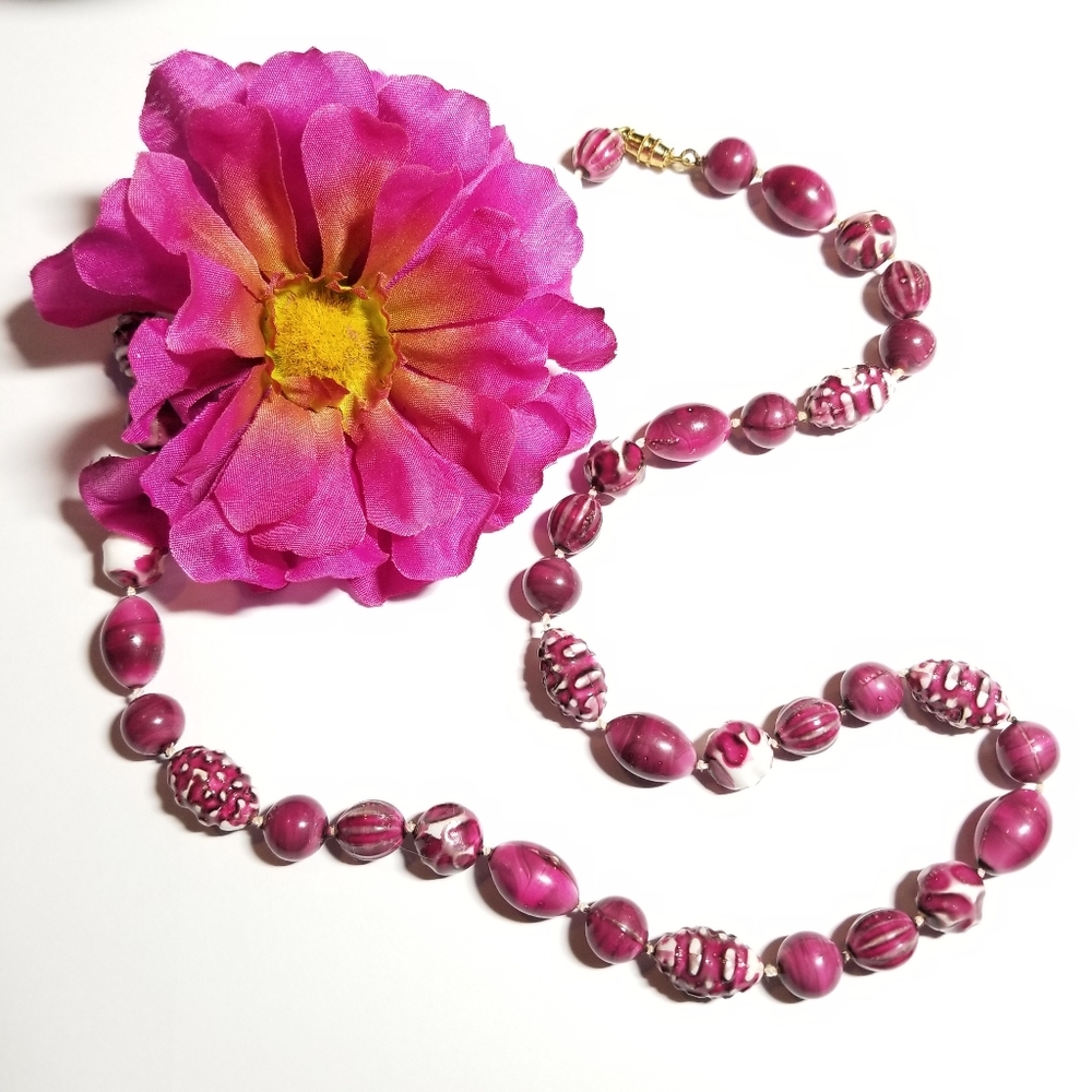 Vintage bead necklace purple magenta pink white plastic